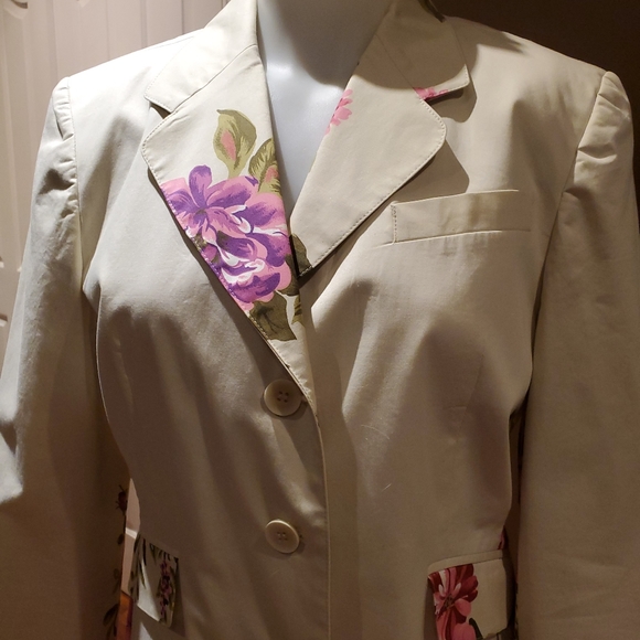 🌴 **SALE**BOGO**  Beautiful floral 🌹💐 blazer - Picture 4 of 5